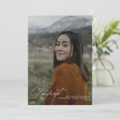 Einfache White Handwriting Script Foto Abschluss A Ankündigung (Stehend Vorderseite)