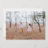 Einfache White Typografy Overlay Vier-Foto-Hochzei Save The Date (Rückseite)