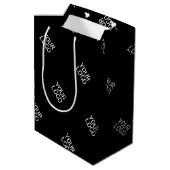 Einfache Wiederholung des Logo-Musters | Schwarz Mittlere Geschenktüte (Rückseite Schrägansicht)