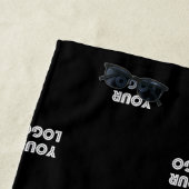 Einfache Wiederholung des Logos | v2 Strandtuch (Beispiel)