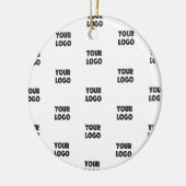 Einfache Wiederholung des Logos | weiß Keramik Ornament (Links)