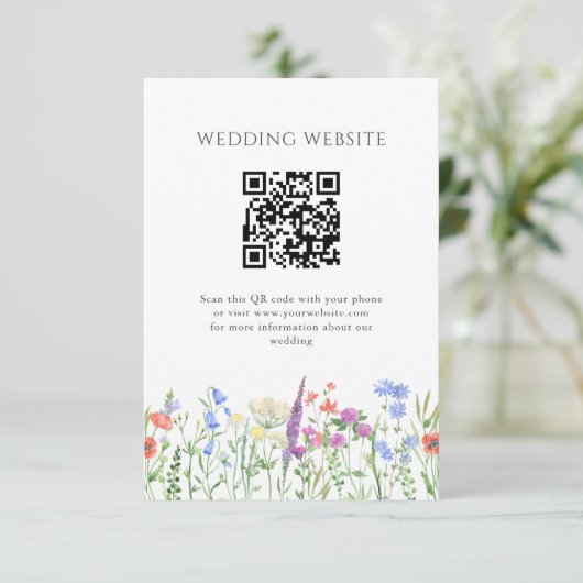 Einfache Wildblume QR Code Hochzeit Begleitkarte (Stehend Vorderseite)