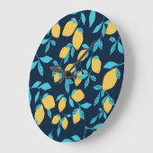 Einfache Zitrusfrüchte: Zitronen auf blau. Große Wanduhr (Winkel)