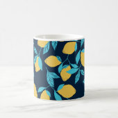 Einfache Zitrusfrüchte: Zitronen auf blau. Kaffeetasse (Mittel)
