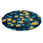 Einfache Zitrusfrüchte: Zitronen auf blau. Schneidebrett (Ecke)