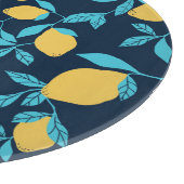 Einfache Zitrusfrüchte: Zitronen auf blau. Schneidebrett (Ecke)