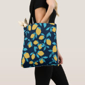 Einfache Zitrusfrüchte: Zitronen auf blau. Tasche (Von Nahem)