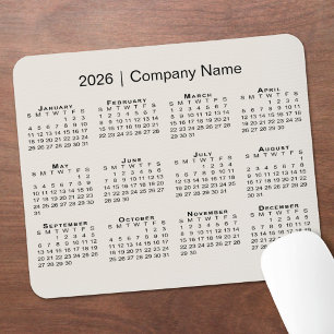Einfacher 2026-Kalender mit Firmenname auf Beige Mousepad