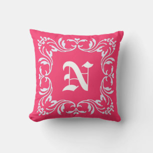 Einfacher Hot-Pink-Hintergrund und Damast-Monogram Kissen