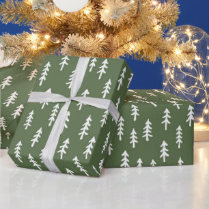 Einfacher Kiefernwald im Winter in warmem farnigem Geschenkpapier