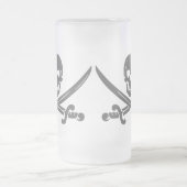 Einfacher lächelnder Piraten-Schädel mit Mattglas Bierglas (Mittel)