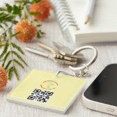 Einfacher Logo-QR-Code Business Hellgelb Schlüsselanhänger (Vorderseite rechts)