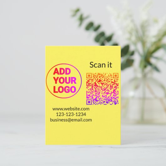 Einfacher minimaler q r Code Hinzufügen Logo Scan- Postkarte (Stehend Vorderseite)