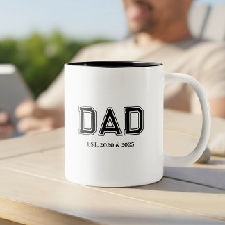 Einfacher moderner Dad Established College-Typogra Zweifarbige Tasse