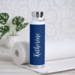 Einfacher Name Elegant Script Navy Blue Modern Trinkflasche<br><div class="desc">Moderne marineblaue Wasserflasche mit schlichtem und minimalistischem Design mit Ihrem Namen in einem eleganten Drehbuch. Ein niedliches Design perfekt für ein Mädchen.</div>