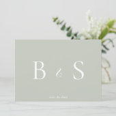 Einfacher Sage- und Weiß-Monogramm-QR-Code Save Th The Date (Stehend Vorderseite)