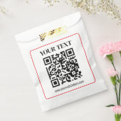 Einfacher Schwarz-Weiß-QR-Code mit rotem Rand Geschenktütchen (Versiegelt)