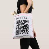 Einfacher Schwarz-Weiß-QR-Code mit rotem Rand Tasche (Von Nahem)