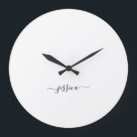 Einfacher Schwarz-weißer Skriptname Große Wanduhr<br><div class="desc">Moderne Wanduhr mit minimalistisch weißem Design und einer einfachen Hand mit schwarzem Schrift. Personalisieren Sie mit Ihrem Namen.</div>