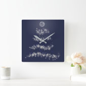 Einfacher silberner Weihnachtsbaum auf Blau Quadratische Wanduhr (Zuhause)