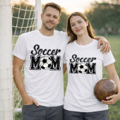 Einfacher Stil einer Mutter beim Uni-Fußball T-Shirt