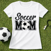 Einfacher Stil einer Mutter beim Uni-Fußball T-Shirt