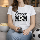 Einfacher Stil einer Mutter beim Uni-Fußball T-Shirt
