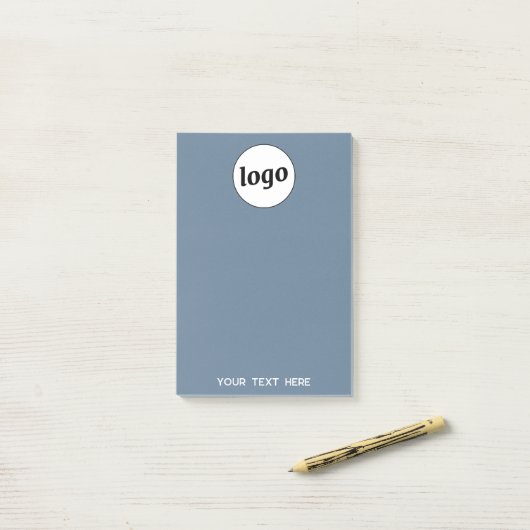 Einfacher Text für Logos Werbeaktion Dusty Blue Post-it Klebezettel (Auf Schreibtisch)