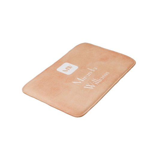 Einfacher und schicker Pfirsich-orange Monogramm Badematte (Schrägansicht)
