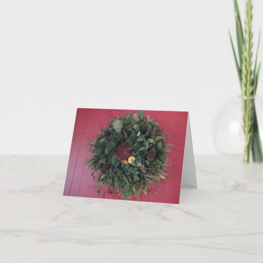 Einfacher Weihnachtskranz an roter Wand Dankeskarte (Vorderseite)