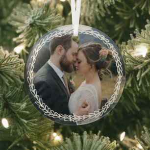 Einfacher weißer Weizenkranz mit Hochzeitsfoto Ornament Aus Glas