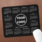 Einfaches 2024-Kalender-Business-Logo auf schwarz Mousepad