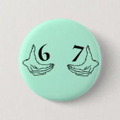 Einfaches 6-7 Six Seven Meme mit zwei Händen Umris Button (Vorderseite)