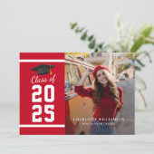 Einfaches Abschluss 2025 Red White Grad Foto Ankündigung (Stehend Vorderseite)