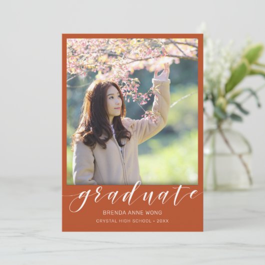 Einfaches Abschluss Foto Weißes Skript auf Orange Ankündigung (Stehend Vorderseite)