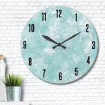 Einfaches Aquamarines Blau Große Wanduhr<br><div class="desc">Eine sanfte türkisfarbene oder aquamarin blaue Aquarellkulisse bietet die perfekte Leinwand für eine niedliche und zeitgemäße Wasserfarbuhr. Dieses Design ist subtil, aber auffallend, und bietet genau die richtige Menge an Farbe und Flair, ohne über die Spitze zu sein. Die Simple Modern Turquoise Aquamarin Blue Watercolor Große Uhr bringt eine Touch...</div>