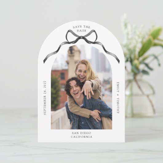 Einfaches Arch Foto Schwarzer Bow Wedding Save the Einladung (Stehend Vorderseite)