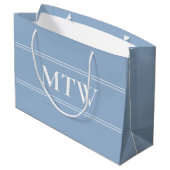 Einfaches Baby Blue mit weißer Monogram Große Geschenktüte (Rückseite Schrägansicht)