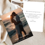 Einfaches Beach Foto Frohe und Verheiratete Weihna Feiertagskarte<br><div class="desc">Feiern Sie Ihre ersten Weihnachten als frisch verheiratete Gäste mit dieser modernen minimalistischen, fröhlichen und verheirateten Karte. Mit einem Foto am Strand ist es ideal, um Ihre Freude mit Lieben zu teilen. Die weihnachtliche Strandkarte eignet sich ideal für Paare und Familien und bietet ein sauberes, saisonales Design mit eleganter Kalligraphie....</div>