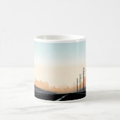 Einfaches Bild der Strompolen auf der Straße Kaffeetasse (Mittel)