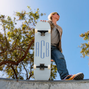 Einfaches blaues dreibuchstabiges Monogramm Skateboard