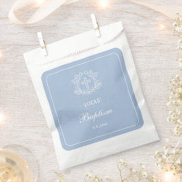 Einfaches Blumenkreuz auf hellblauer Taufe Geschenktütchen