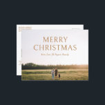 Einfaches Bold Typografy Foto Modernes Weihnachten<br><div class="desc">Moderne, minimalistische Weihnachtspostkarte mit einem schlichten und minimalen Design mit "Frohe Weihnachten" in fett gedruckter Typografie und Ihrem Familiennamen in einem eleganten Drehbuch über Ihr Lieblings-Landschaft-Foto. Die Vorlage enthält ein überlagertes Farbverlauf, um sicherzustellen, dass der Text über das Bild leicht zu lesen ist und im Entwurfsbearbeitungsprogramm entfernt werden kann. Die...</div>