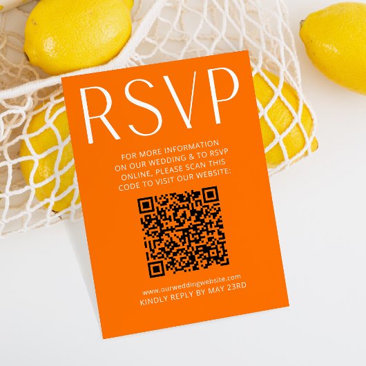 Einfaches Bright Orange Wedding RSVP Online QR Cod Karte