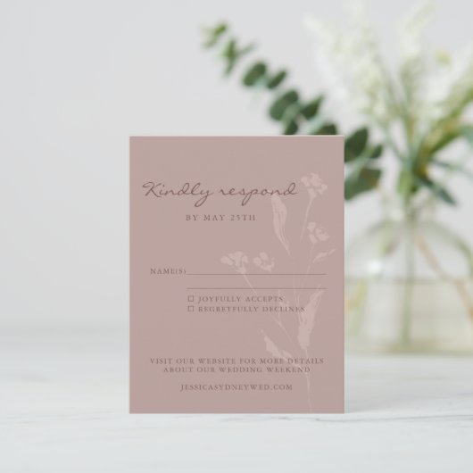 Einfaches Chic Botanisches Skript Dusty Mauve Wedd RSVP Karte (Stehend Vorderseite)
