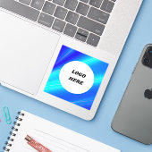 EINFACHES CUSTOM LOGO MINIMAL BLAU WEISS AUFKLEBER (Laptop mit iPhone)