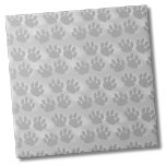 Einfaches Druckmuster Fliese<br><div class="desc">Niedliche, graue Tierpflaster drucken Muster. Dieses niedliche kleine Tierbild eignet sich hervorragend für Liebhaber von Haustieren überall oder sogar für Tierärzte, Hundezüchter oder Hundewaschen. Der hellgraue Hintergrund und die dunkelgrauen Pfotendrucke in einem verstreuten Muster.</div>
