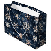 Einfaches Dunkelblau mit Schneeflocken-Muster Große Geschenktüte (Rückseite Schrägansicht)