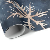 Einfaches dunkles Blau mit Schneeflocken Geschenkpapier (Rolleneckpunkt)