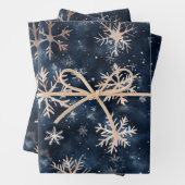 Einfaches dunkles Blau mit Schneeflocken Geschenkpapier Set (Beispiel)